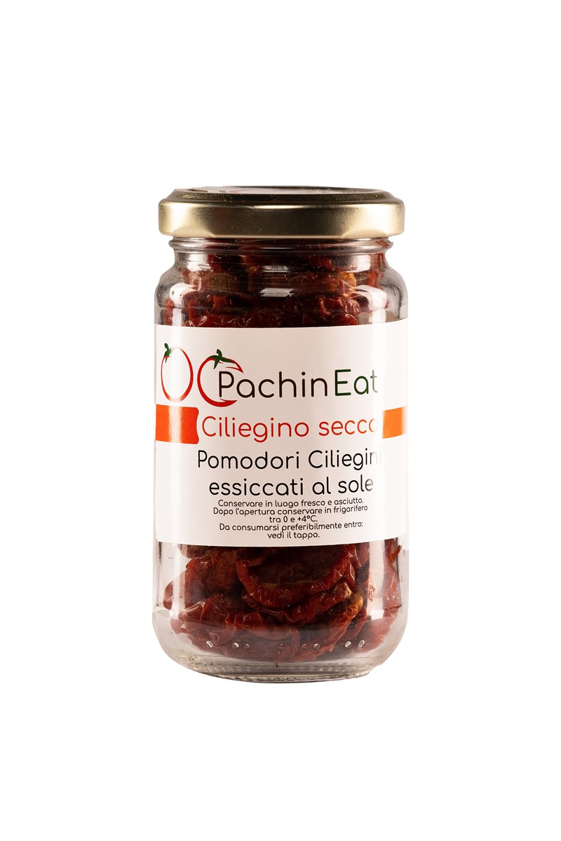 Bocal en verre de tomates cerises séchées au soleil